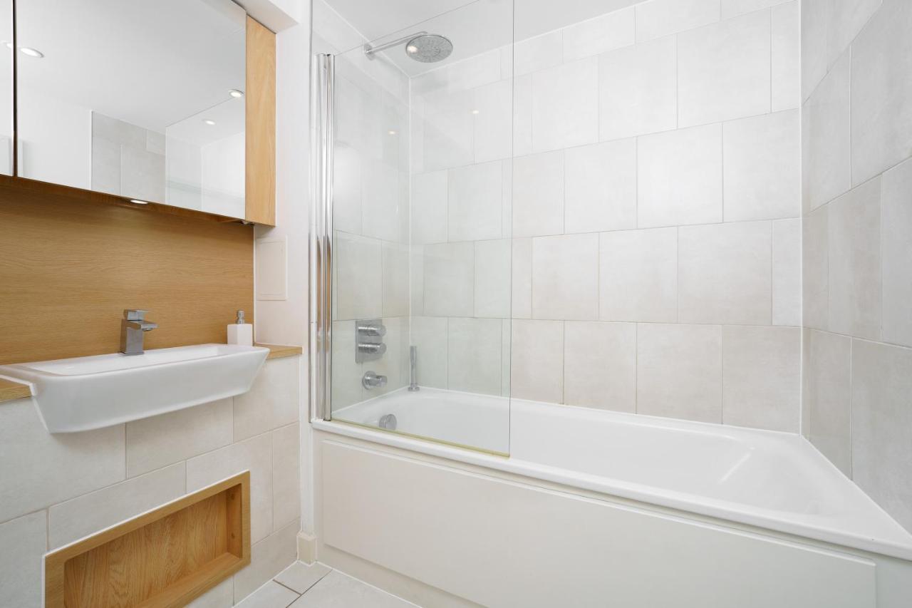 Stylish Fully-Equipped One Bedroom Apartment With Extra Sofa Bed, Free Secure Parking, Onsite Gym, 24Hr Security & Concierge Londra Exterior foto