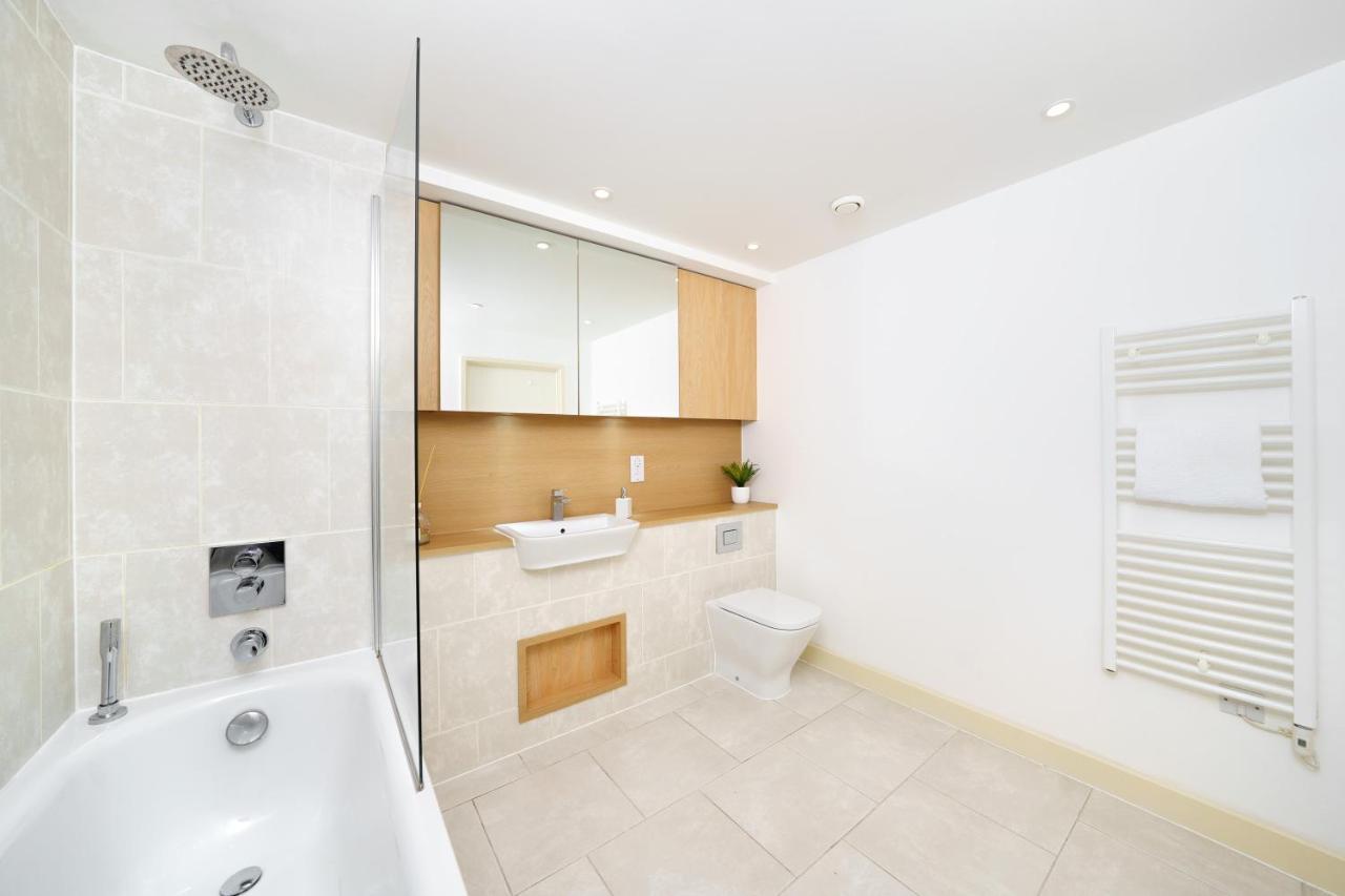 Stylish Fully-Equipped One Bedroom Apartment With Extra Sofa Bed, Free Secure Parking, Onsite Gym, 24Hr Security & Concierge Londra Exterior foto